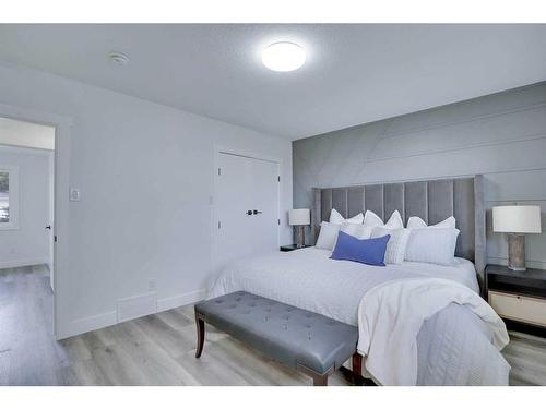 36 Snowdon Crescent Sw, Calgary, AB - Indoor Photo Showing Bedroom