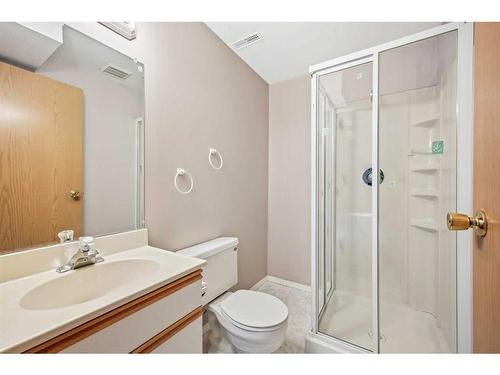 31 Edgepark Crescent Nw, Calgary, AB - Indoor Photo Showing Bathroom