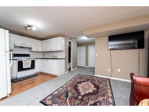 75 Saddlebrook Gardens Ne, Calgary, AB - Indoor Photo Showing Kitchen