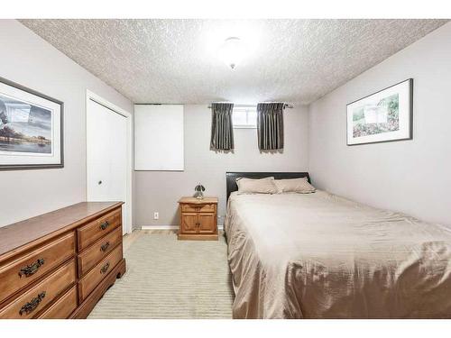 13552 Deer Run Boulevard Se, Calgary, AB - Indoor Photo Showing Bedroom