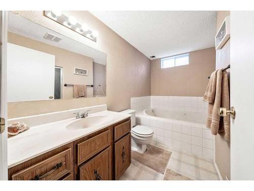 13552 Deer Run Boulevard Se, Calgary, AB - Indoor Photo Showing Bathroom