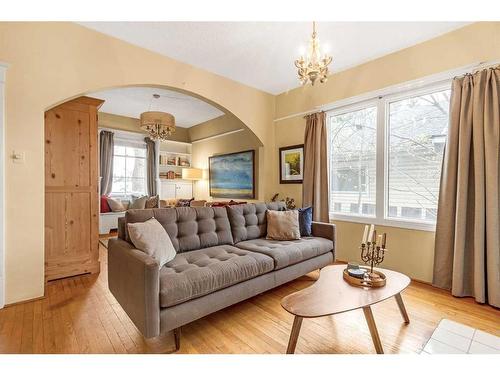 3715 14A Street Sw, Calgary, AB - Indoor Photo Showing Living Room