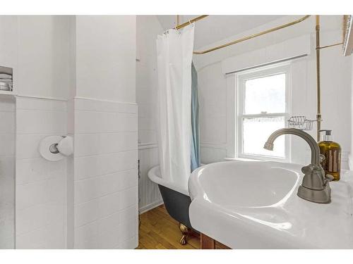 3715 14A Street Sw, Calgary, AB - Indoor Photo Showing Bathroom