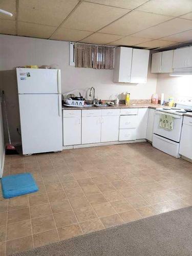 408 Whiteside Road Ne, Calgary, AB - Indoor Photo Showing Kitchen With Double Sink