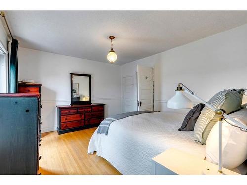 2414 16 Street Sw, Calgary, AB - Indoor Photo Showing Bedroom