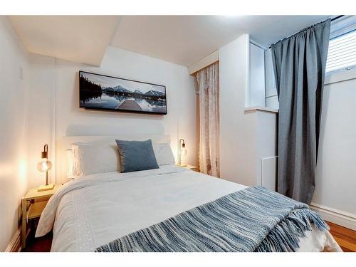 2414 16 Street Sw, Calgary, AB - Indoor Photo Showing Bedroom