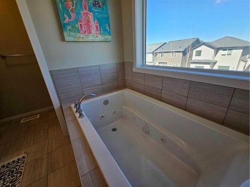215 Nolancrest Rise Nw, Calgary, AB - Indoor Photo Showing Bathroom