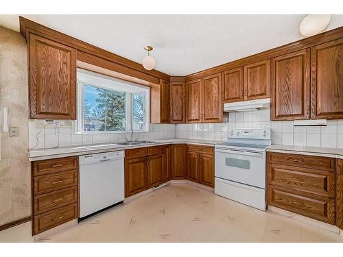 5872 Dalford Hill Nw, Calgary, AB - Indoor Photo Showing Kitchen