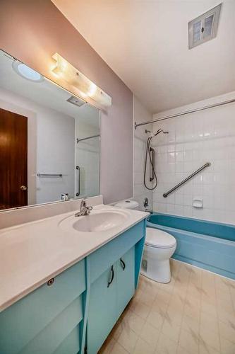 5872 Dalford Hill Nw, Calgary, AB - Indoor Photo Showing Bathroom