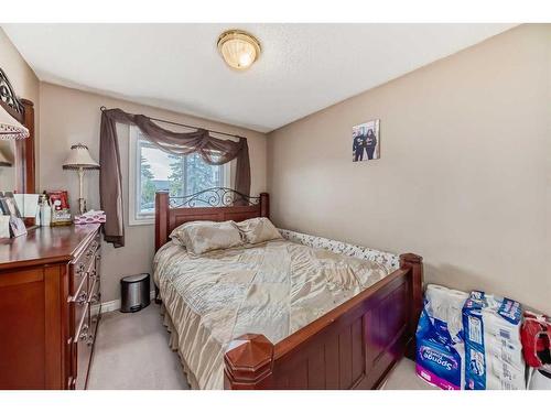 155 Maitland Drive Ne, Calgary, AB - Indoor Photo Showing Bedroom