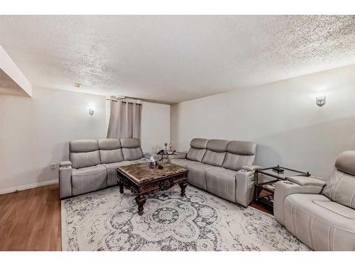 155 Maitland Drive Ne, Calgary, AB - Indoor Photo Showing Living Room