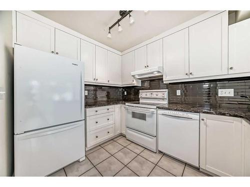 12924 Elbow Drive Sw, Calgary, AB - Indoor Photo Showing Kitchen