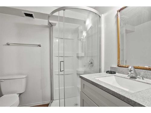 8020 34 Avenue Nw, Calgary, AB - Indoor Photo Showing Bathroom