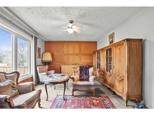 8020 34 Avenue Nw, Calgary, AB - Indoor Photo Showing Living Room