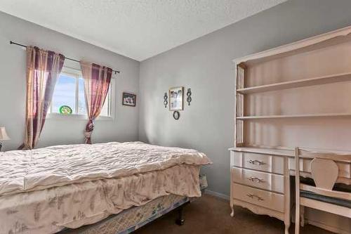 8020 34 Avenue Nw, Calgary, AB - Indoor Photo Showing Bedroom