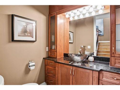110 21 Avenue Ne, Calgary, AB - Indoor Photo Showing Bathroom