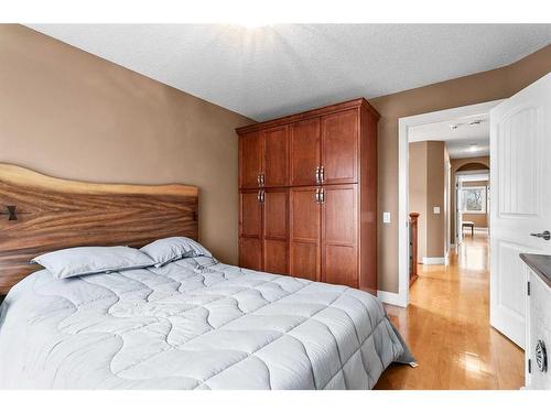 110 21 Avenue Ne, Calgary, AB - Indoor Photo Showing Bedroom