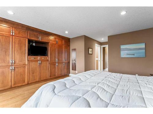 110 21 Avenue Ne, Calgary, AB - Indoor Photo Showing Bedroom