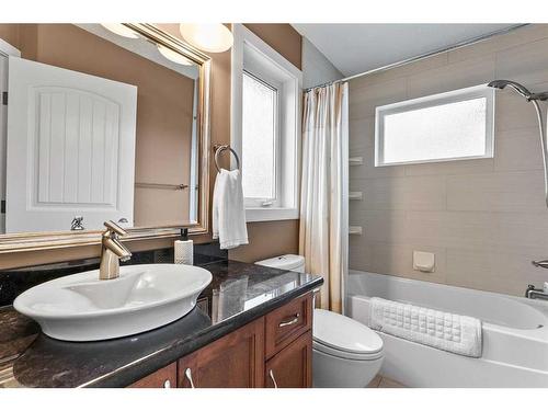 110 21 Avenue Ne, Calgary, AB - Indoor Photo Showing Bathroom