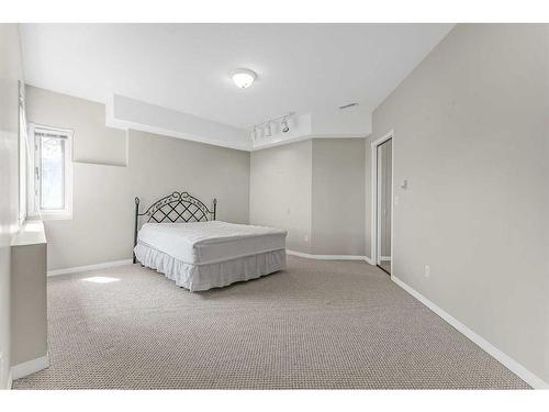 197 Lakeside Greens Drive, Chestermere, AB - Indoor Photo Showing Bedroom