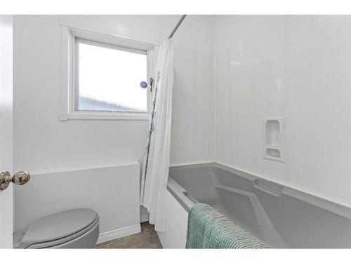 197 Lakeside Greens Drive, Chestermere, AB - Indoor Photo Showing Bathroom