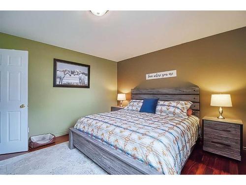 272011 Range Road 275, Rural Rocky View County, AB - Indoor Photo Showing Bedroom