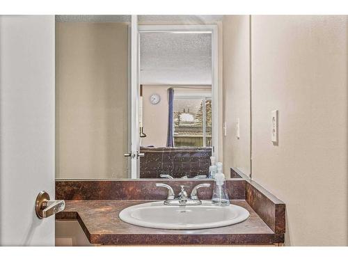 102-436 Banff Avenue, Banff, AB - Indoor Photo Showing Bathroom