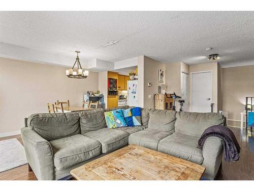 102-436 Banff Avenue, Banff, AB - Indoor Photo Showing Living Room