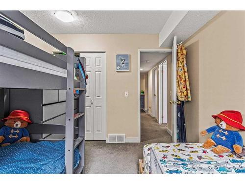 102-436 Banff Avenue, Banff, AB - Indoor Photo Showing Bedroom