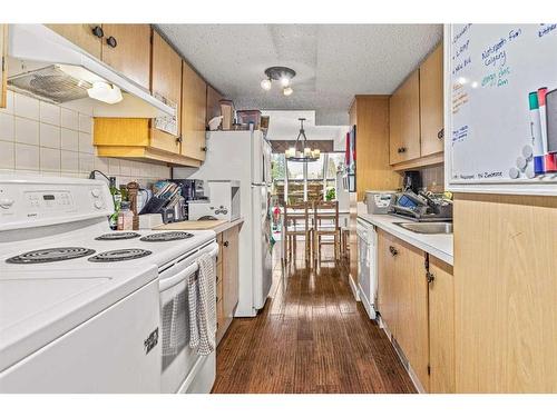 102-436 Banff Avenue, Banff, AB - Indoor Photo Showing Kitchen