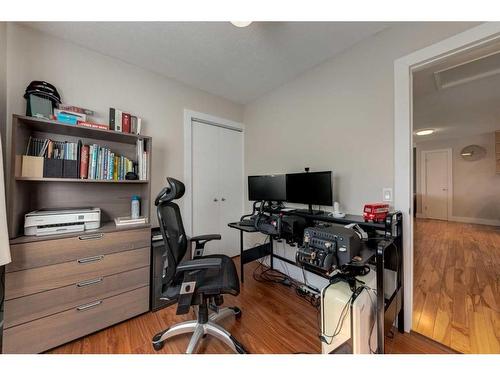 69 Dovercliffe Close Se, Calgary, AB - Indoor Photo Showing Office