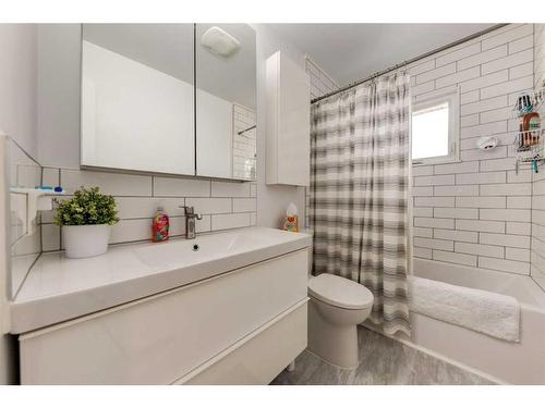69 Dovercliffe Close Se, Calgary, AB - Indoor Photo Showing Bathroom