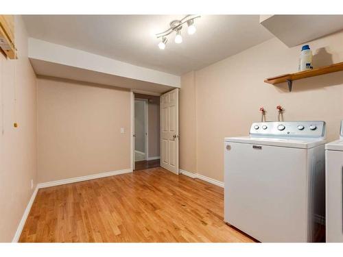 69 Dovercliffe Close Se, Calgary, AB - Indoor Photo Showing Laundry Room