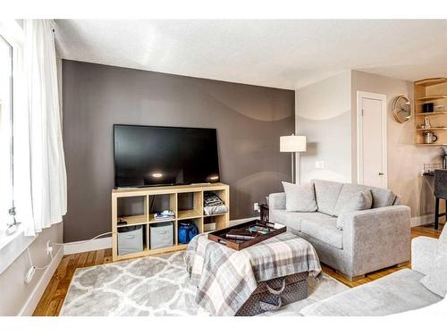 69 Dovercliffe Close Se, Calgary, AB - Indoor Photo Showing Living Room