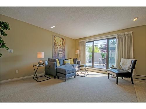 202-611 67 Avenue Sw, Calgary, AB - Indoor Photo Showing Living Room