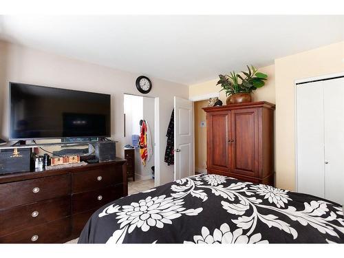 5223 Rundlehorn Drive Ne, Calgary, AB - Indoor Photo Showing Bedroom