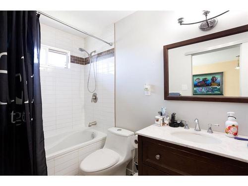 5223 Rundlehorn Drive Ne, Calgary, AB - Indoor Photo Showing Bathroom