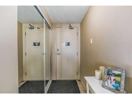407-429 14 Street Nw, Calgary, AB - Indoor Photo Showing Other Room