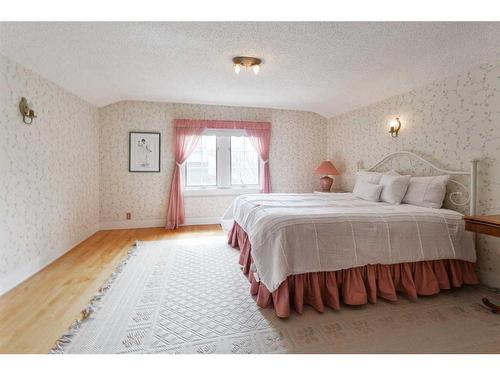 3620 7 Street Sw, Calgary, AB - Indoor Photo Showing Bedroom