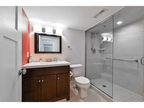 3620 7 Street Sw, Calgary, AB - Indoor Photo Showing Bathroom