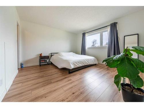 224 153 Avenue Se, Calgary, AB - Indoor Photo Showing Bedroom