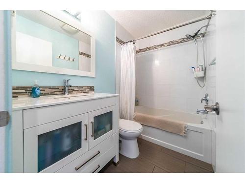 224 153 Avenue Se, Calgary, AB - Indoor Photo Showing Bathroom