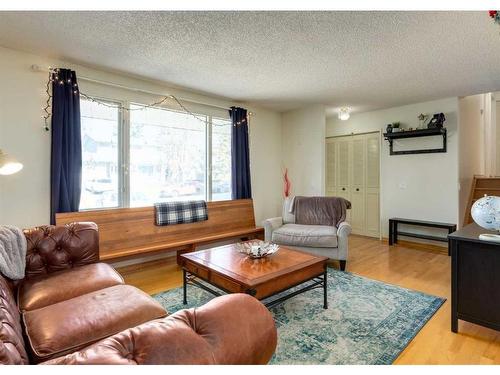 203 Dalhurst Way Nw, Calgary, AB - Indoor Photo Showing Living Room