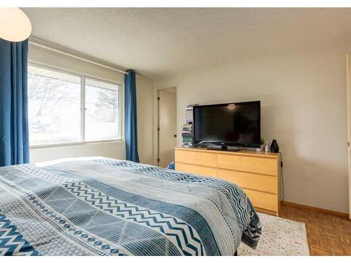 203 Dalhurst Way Nw, Calgary, AB - Indoor Photo Showing Bedroom
