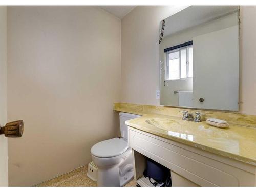 203 Dalhurst Way Nw, Calgary, AB - Indoor Photo Showing Bathroom