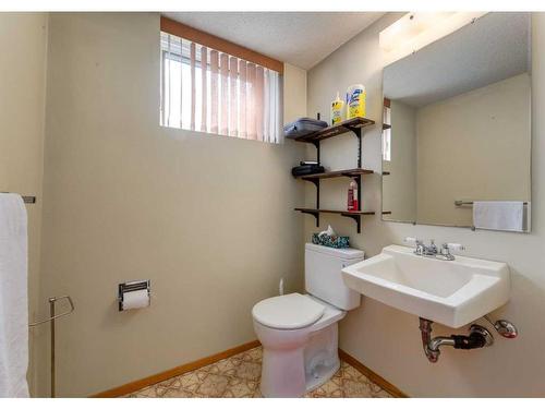 203 Dalhurst Way Nw, Calgary, AB - Indoor Photo Showing Bathroom