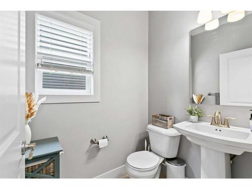 234 Mountainview Drive Nw, Okotoks, AB - Indoor Photo Showing Bathroom