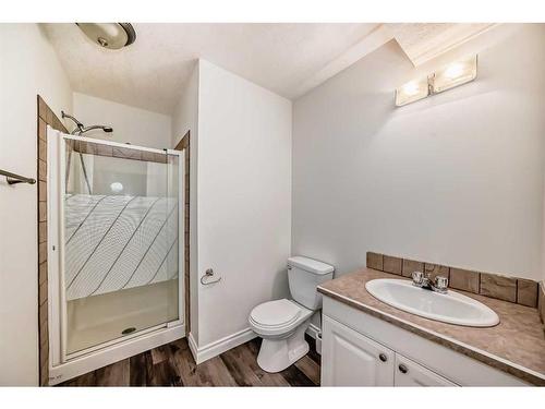 4 West Hall Place, Cochrane, AB - Indoor Photo Showing Bathroom