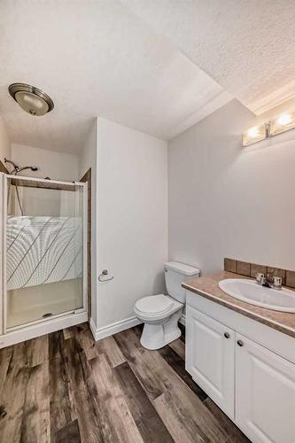 4 West Hall Place, Cochrane, AB - Indoor Photo Showing Bathroom
