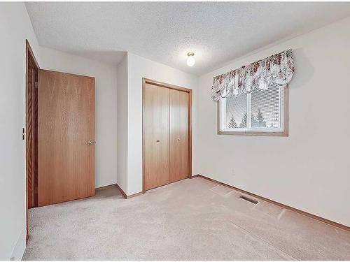 128 Edgebank Circle Nw, Calgary, AB - Indoor Photo Showing Other Room
